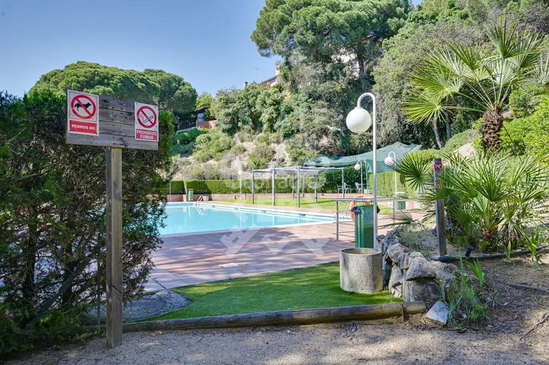 Foto d189e9ef-2599-4e7e-80be-c0d663257889. Casa adossada amb calefacció aparcament piscina a Mataró