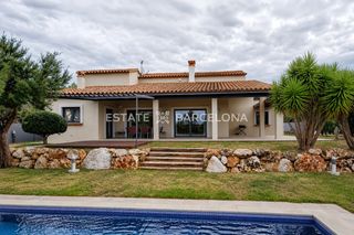 Casa  Calle mig. Casa en golf peralada