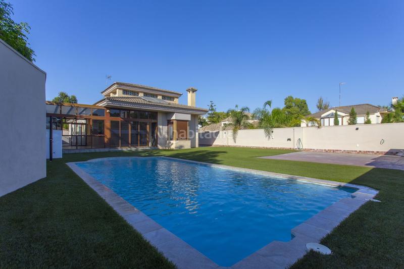 Foto 242c859d-51a9-4f45-b69a-c72f9e426ec8. Chalet  en venta en avda. álvaro domecq, 4 dormitorios. en Jerez de la Frontera