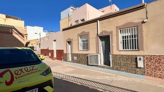 Rent House in Calle buenavista 10. Se alquila casa planta baja de septiembre a junio - curso escola