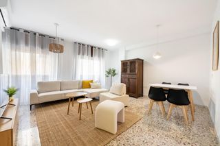 Rent Flat in Calle maldonado entrena 4. Se alquila piso 5 dormitorios en el centro de almería