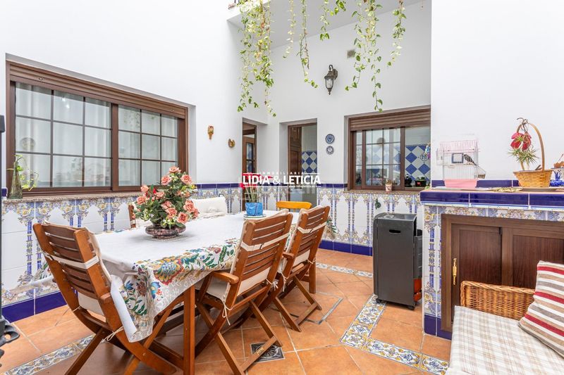 Foto 6978e6bb-d2ba-457e-9144-fae780f8c10d. Casa amb aparcament a Mairena del Alcor