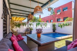Haus in Oromana. Magnífico chalet pareado con piscina en unas de las zonas mas de