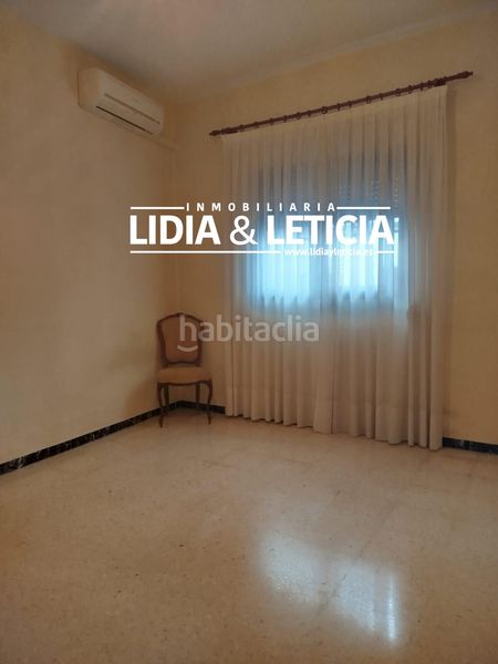 Foto 6a4d5e1f-a686-4c8e-a62f-9972d96173d4. Casa amb aparcament a Centro Alcalá de Guadaira