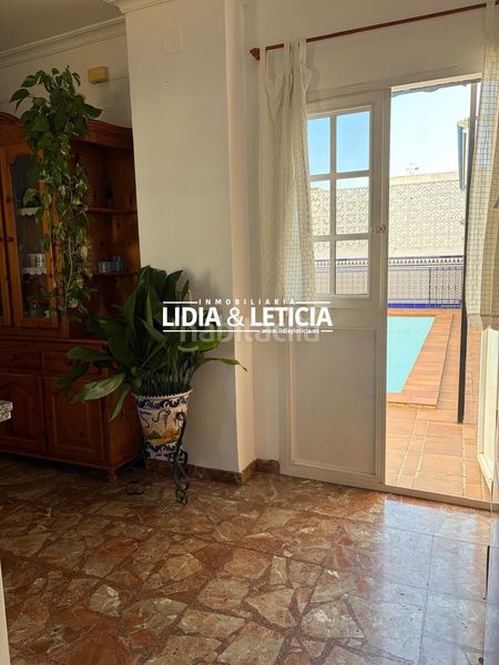 Foto 084245d8-0e0c-4d6f-a197-dd571257c9fa. Casa amb aparcament piscina a Centro Alcalá de Guadaira
