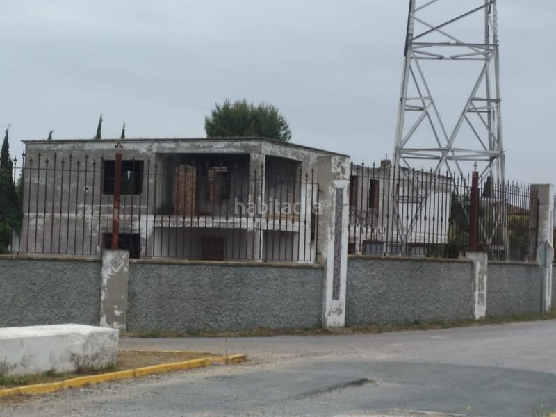 Foto 41aab073-72fd-4382-bcd6-9f219f14e990. Casa parcela con edificio semi en construccion. en Alcalá de Guadaira