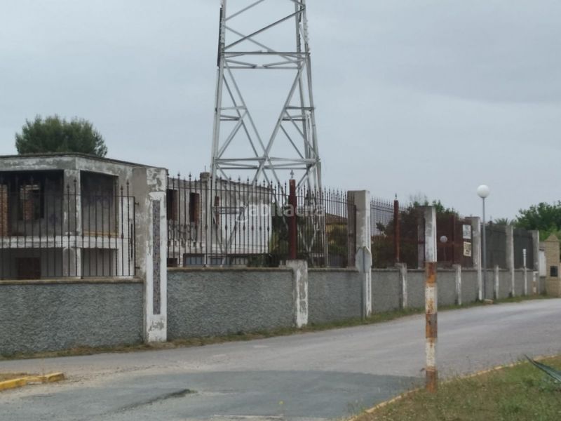 Foto a5bc5873-fc3a-4e83-8cac-68080fa8ea03. Casa parcela con edificio semi en construccion. en Alcalá de Guadaira