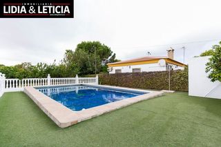 Xalet a Nueva Alcalá. Chalet con piscina