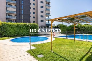 Piso en Entrenúcleos. Exclusiva vivienda de 4 dormitorios y plaza de garaje en entrenú