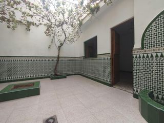 Casa a Nueva Alcalá. Gran casa con dos viviendas independientes, garaje y 90 m2 de az