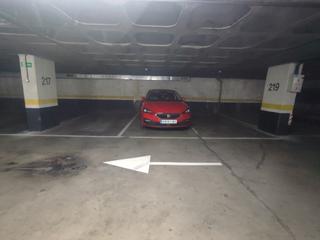 Parking coche en Calle de lira 10. Plaza de garaje coche grande