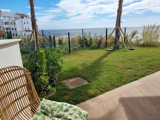 Apartamento  Jacaranda. Moderno apartamento de 2 dormitorios, jardín privado, 2 plazas d