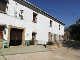 Chalet en Villanueva del Rosario. Chalet con 6 habitaciones y jardín