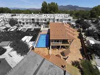 Xalet a Cap Ras - Creus - Falconera. Villa de lujo con amarre de 14x4 m en empuriabrava.