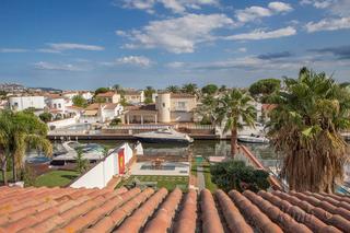 Casa  Llobregat. Magnífica casa de 4 habitaciones, garaje privado, amarre y embar