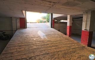 Aparcament cotxe a Muga - Gran Reserva - Badia. Plaza de aparcamiento en gran reserva en semisótano del edificio