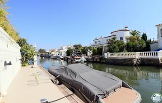 Casa  Norfeu. Amplia villa al canal con amarre de 12 m, con apartamento invita