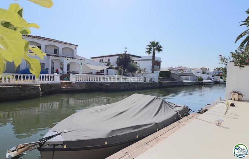 Foto 03223ed4-0fdf-4b0c-9d57-50dbeb593c81. Casa amplia villa al canal con amarre de 12 m, con apartamento invitados en Empuriabrava