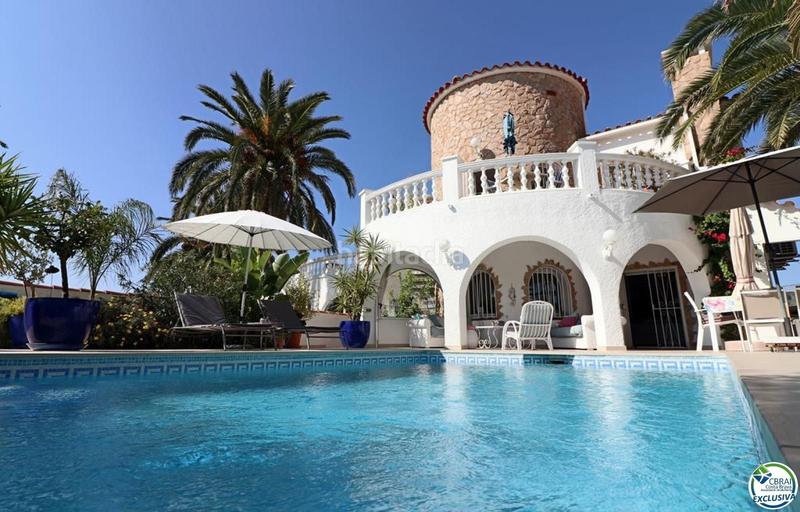Foto 0fd6d048-e601-486f-ac1d-7180eca80509. Casa amplia villa al canal con amarre de 12 m, con apartamento invitados en Empuriabrava