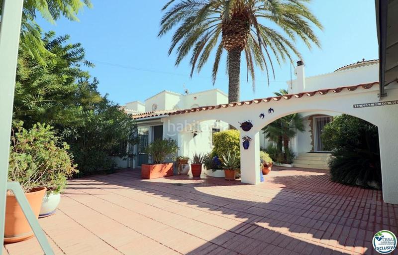 Foto 1047ea6e-a160-485c-8cf6-300173ea7223. Casa amplia villa al canal con amarre de 12 m, con apartamento invitados en Empuriabrava