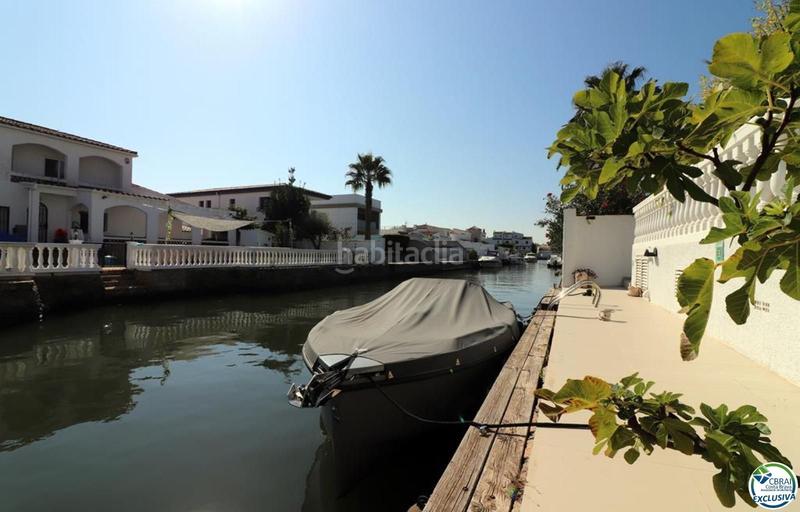 Foto 1164d802-fc16-4fcf-ae26-5ce152abe1dd. Casa amplia villa al canal con amarre de 12 m, con apartamento invitados en Empuriabrava