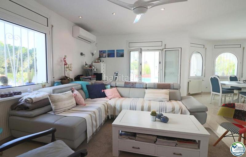 Foto 17ee2c22-9982-4e25-b469-68d424dbbbee. Casa amplia villa al canal con amarre de 12 m, con apartamento invitados en Empuriabrava