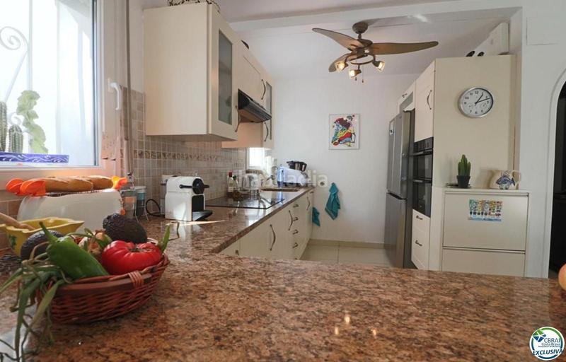 Foto 1c503441-8447-4742-9fb9-c8d1ab3f00be. Casa amplia villa al canal con amarre de 12 m, con apartamento invitados en Empuriabrava