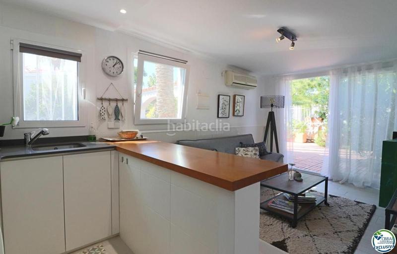 Foto 3069a63f-87d8-4aad-8e5d-90587fd6d248. Casa amplia villa al canal con amarre de 12 m, con apartamento invitados en Empuriabrava
