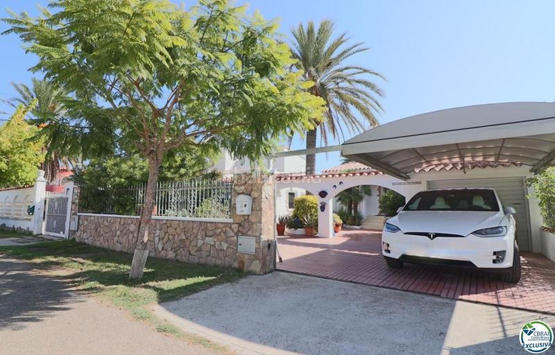 Foto 30b882b8-6c79-4ec5-971d-f284ed32d2c2. Casa amplia villa al canal con amarre de 12 m, con apartamento invitados en Empuriabrava