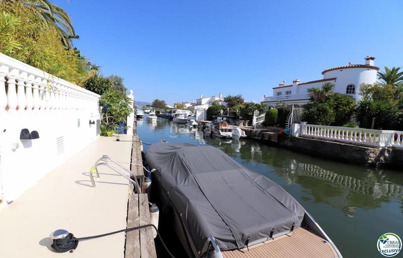 Foto 4d7f3d5b-27d9-404f-b4fa-fdd667be1e91. Casa amplia villa al canal con amarre de 12 m, con apartamento invitados en Empuriabrava