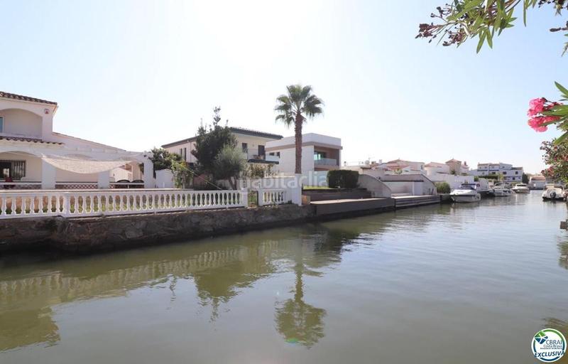 Foto 6955f3bc-ec29-43f1-95fe-ad1de9f60809. Casa amplia villa al canal con amarre de 12 m, con apartamento invitados en Empuriabrava