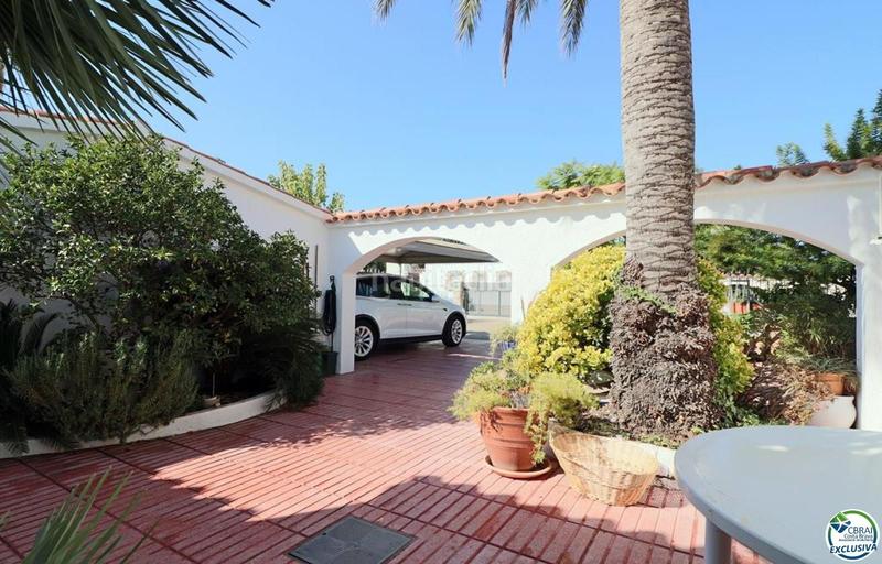 Foto 79b8a74e-9ccb-437b-9bb1-862e3a666560. Casa amplia villa al canal con amarre de 12 m, con apartamento invitados en Empuriabrava