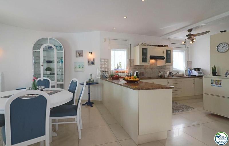 Foto a9869eb5-b46c-45e9-97cb-0f53cbf6340c. Casa amplia villa al canal con amarre de 12 m, con apartamento invitados en Empuriabrava