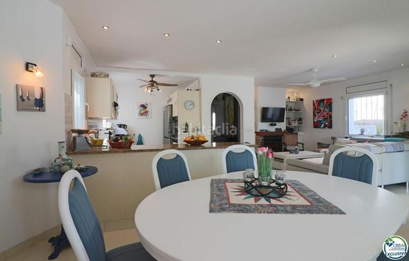 Foto ac35ddb5-cb0b-4e4c-9df0-1e32842c52d7. Casa amplia villa al canal con amarre de 12 m, con apartamento invitados en Empuriabrava