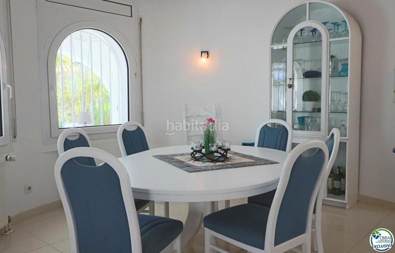 Foto b0eb52bc-d6d7-4625-9e2f-a65e5ade81ef. Casa amplia villa al canal con amarre de 12 m, con apartamento invitados en Empuriabrava