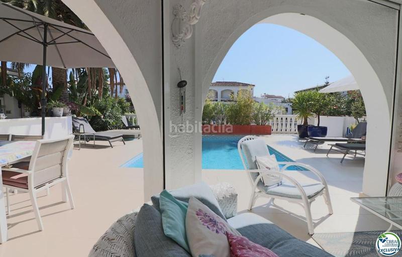 Foto c078d652-cc27-47a5-bb4a-26a17f4f3a02. Casa amplia villa al canal con amarre de 12 m, con apartamento invitados en Empuriabrava