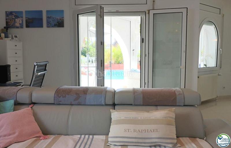 Foto c98ec5ed-4870-4684-9ea7-e01e28adaeae. Casa amplia villa al canal con amarre de 12 m, con apartamento invitados en Empuriabrava