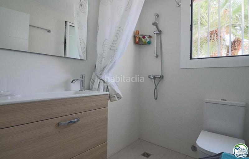 Foto cc8a1238-f60e-4434-8894-68611e831c69. Casa amplia villa al canal con amarre de 12 m, con apartamento invitados en Empuriabrava