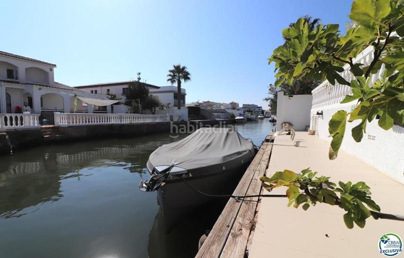 Foto e02a994b-215c-4a86-bc6a-80e0d623aa45. Casa amplia villa al canal con amarre de 12 m, con apartamento invitados en Empuriabrava
