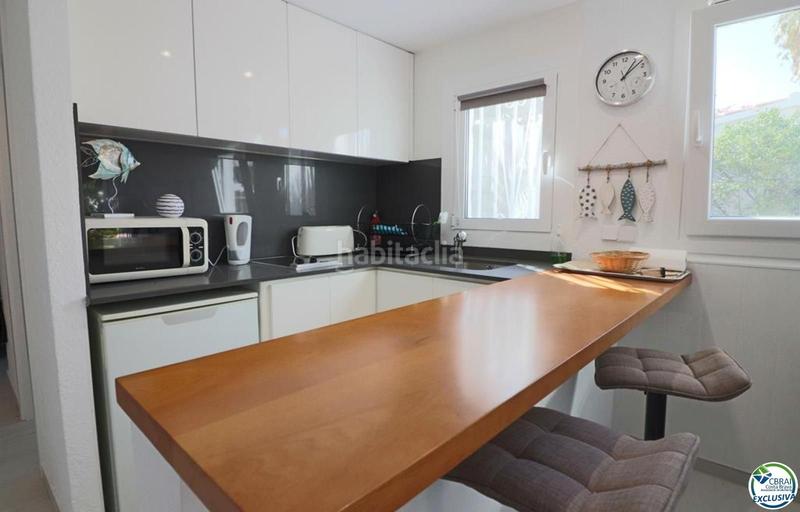 Foto e199cf74-58a0-4f8f-a9f2-f5e17fea8a8e. Casa amplia villa al canal con amarre de 12 m, con apartamento invitados en Empuriabrava
