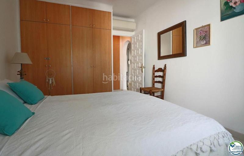 Foto e804d1fb-babf-4c96-808b-539860ff3909. Casa amplia villa al canal con amarre de 12 m, con apartamento invitados en Empuriabrava