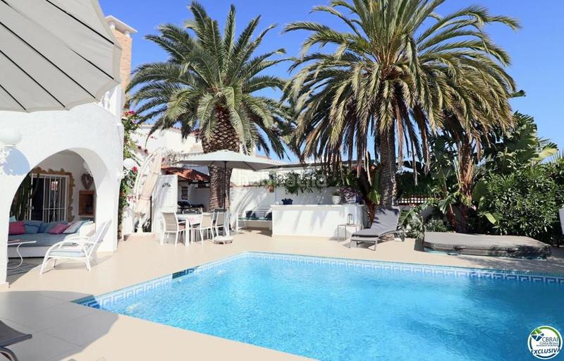 Foto eb6aad2b-b783-43dd-b05e-7e980e4a4222. Casa amplia villa al canal con amarre de 12 m, con apartamento invitados en Empuriabrava
