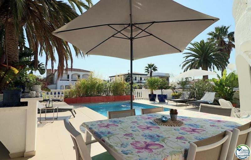 Foto ecd1eb05-a3a4-446a-8778-7d3b8487c1be. Casa amplia villa al canal con amarre de 12 m, con apartamento invitados en Empuriabrava