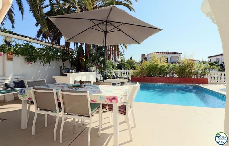 Foto f70bc973-b6c2-4e39-a38f-ff1cc7c2a6f1. Casa amplia villa al canal con amarre de 12 m, con apartamento invitados en Empuriabrava