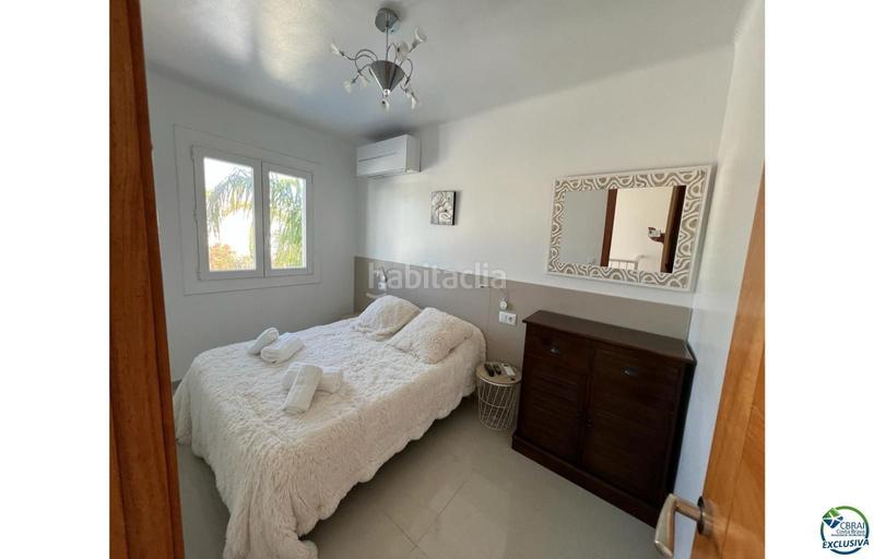 Foto 02d5003b-d1d6-4fe4-a395-92907f039fe8. Casa hermosa casa moderna con piscina y amarre cerca de la playa, sala de estar de 99 m2 en Empuriabrava