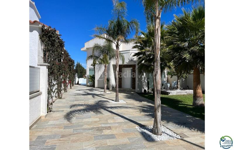 Foto 21668cc0-5f82-4249-bf54-322b6100b0fc. Casa hermosa casa moderna con piscina y amarre cerca de la playa, sala de estar de 99 m2 en Empuriabrava