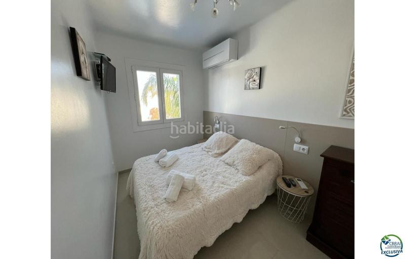 Foto 2dcabbf4-6f9f-4dc4-8cde-e516da2a6bf7. Casa hermosa casa moderna con piscina y amarre cerca de la playa, sala de estar de 99 m2 en Empuriabrava
