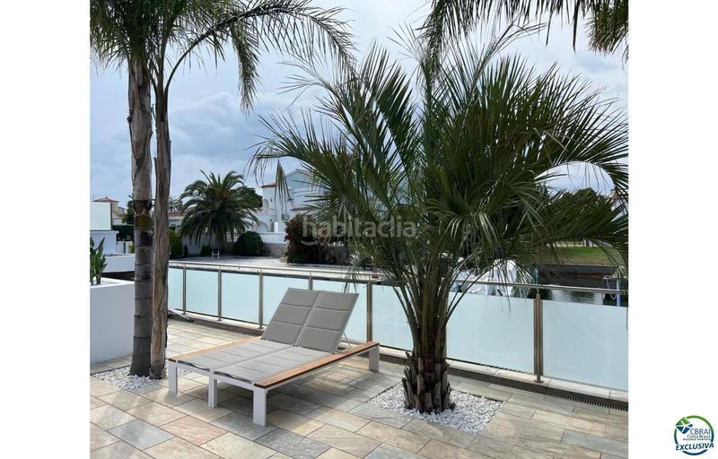Foto 38b3f63b-fbcf-47f2-8ecc-4ea5e72d2d28. Casa hermosa casa moderna con piscina y amarre cerca de la playa, sala de estar de 99 m2 en Empuriabrava