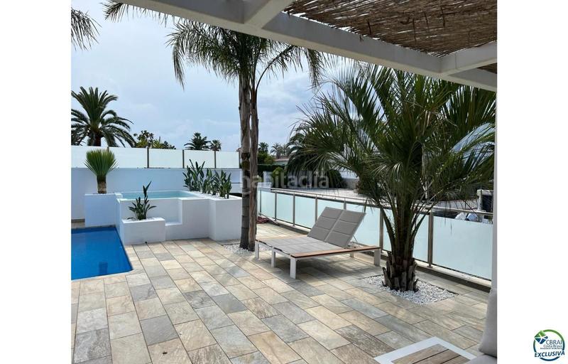 Foto 4552fe49-961f-496b-8923-daa99710a249. Casa hermosa casa moderna con piscina y amarre cerca de la playa, sala de estar de 99 m2 en Empuriabrava