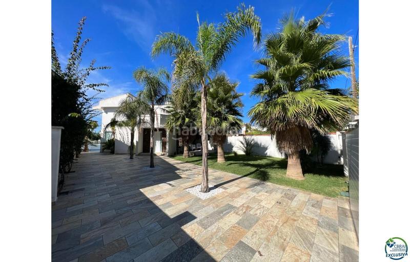 Foto 467c1ea6-c2b7-43db-a5b5-6972f10279b5. Casa hermosa casa moderna con piscina y amarre cerca de la playa, sala de estar de 99 m2 en Empuriabrava